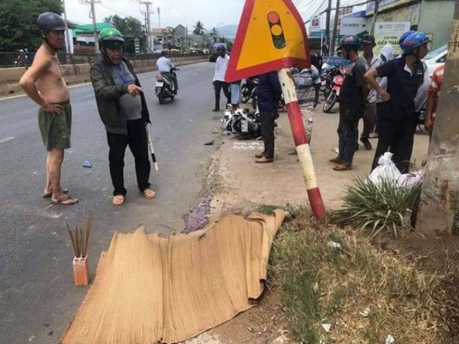2 mẹ con thương vong nghi do giật mình vì còi ô tô