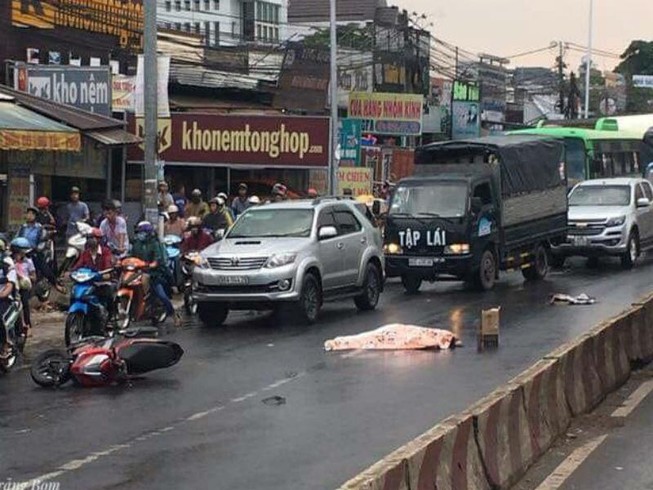 Người đàn ông bị xe tải cán qua người chết thảm trong cơn mưa