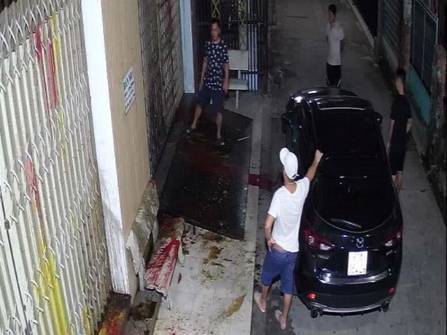 Giang hồ bao vây, dọa giết nếu không trả tiền thay cho con