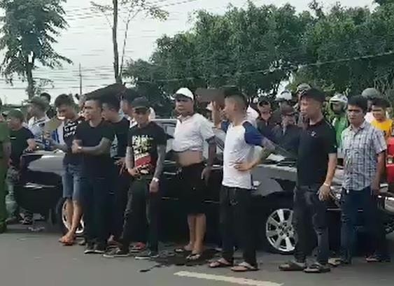 Kinh hoàng giang hồ xăm trổ vây ô tô đối thủ