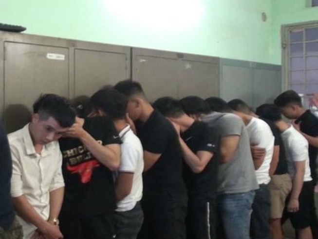 Hàng chục thanh niên đang phê thì bị công an bắt giữ