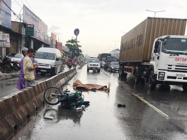 2 thanh niên chết thảm khi chạy xe máy vào làn ô tô