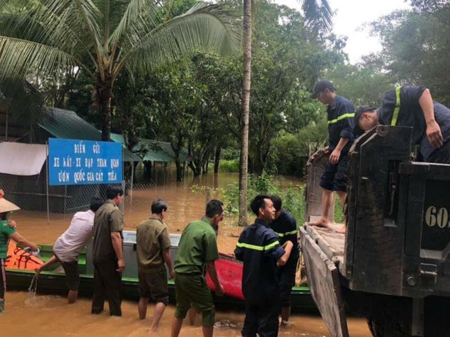 Cảnh sát giải cứu 6 người ở Đồng Nai mắc kẹt trong lũ