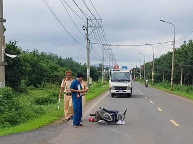 Vi phạm giao thông còn liều mạng tông thẳng vào cảnh sát