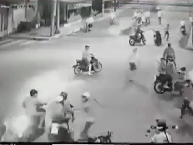 Hơn 20 người cầm dao, kiếm vây công an