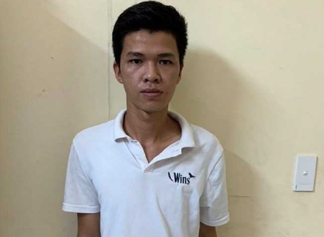 Hai kẻ cướp giật giỏ xách lọt vào camera hành trình của ô tô