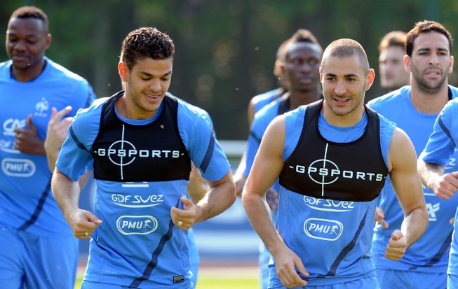 Benzema theo Cantona tố Deschamps vì lý do không chính đáng
