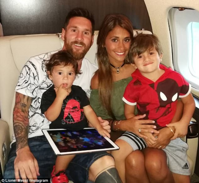 Messi trông 'gái rượu' như Beckham?