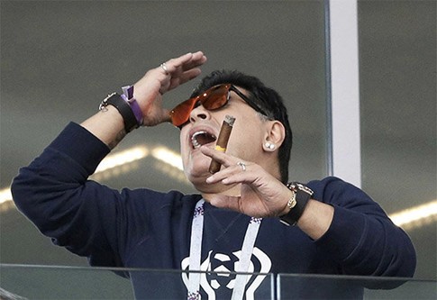 Maradona bênh Messi, đổ lỗi cho cả đội tuyển Argentina