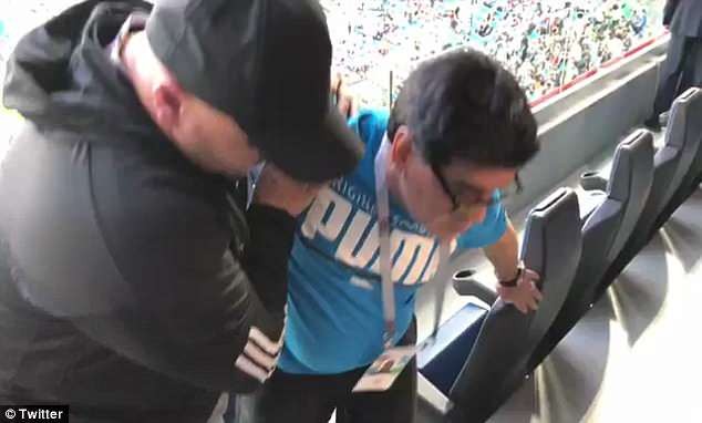“Con cháu” đá dở, khổ thân Maradona