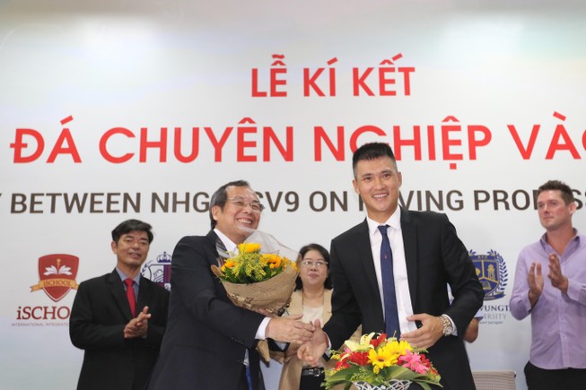 CV9 và NHG hợp tác đưa bóng đá vào trường học
