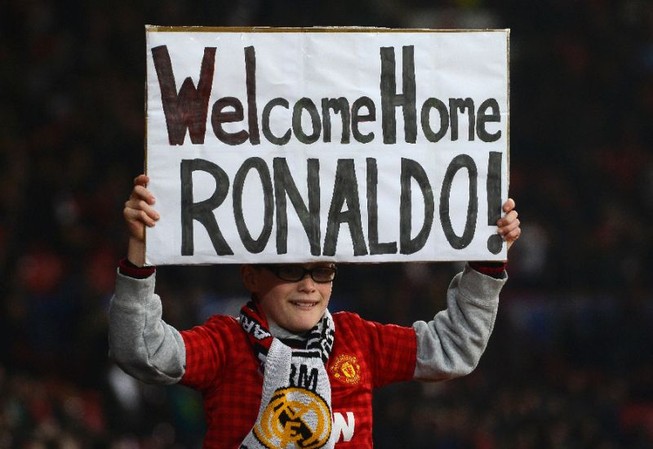 Dính tai tiếng hiếp dâm, Ronaldo vẫn được fan MU chào đón