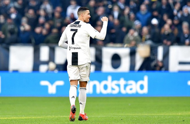 Ronaldo cứ ‘ra chân’ là có kỷ lục
