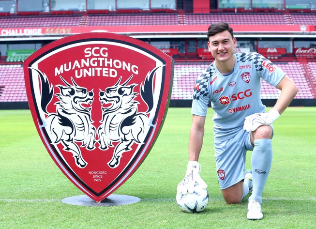Văn Lâm đã làm thủ tục chào sân Muangthong