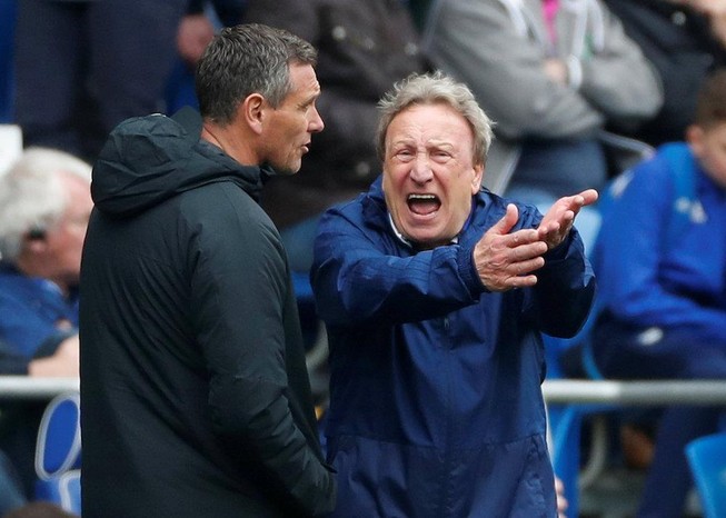 HLV Cardiff City cay cú sau bàn thắng 'ma' của Chelsea