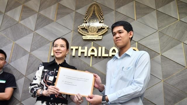 Trưởng đoàn tuyển nữ Thái Lan kiện trọng tài