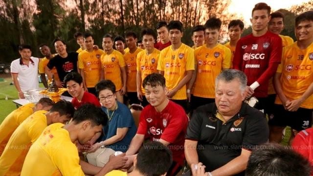 Văn Lâm đón tết Songkran cùng Muangthong