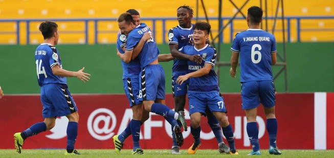 Anh Đức khai hỏa, Mansaray hat-trick, Bình Dương thắng ‘6 sao’