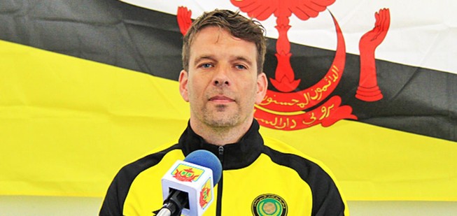 ‘Trảm’ HLV Hàn Quốc, mời trợ lý của Van Marwijk