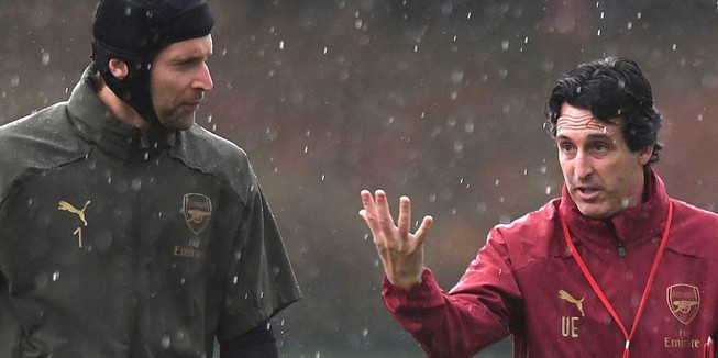 Emery dọa “tống cổ” Cech khỏi trận chung kết Europa League