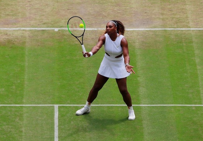 Phá hoại mặt sân Wimbledon, Serena bị phạt 10.000 USD