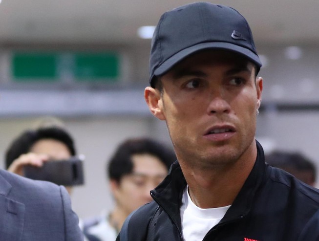 Đi tìm 'cái tình người' trong vụ Ronaldo không ra sân