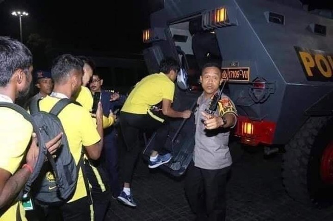Indonesia điều xe bọc thép chở đội Malaysia về khách sạn
