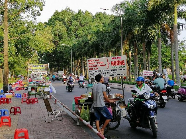 Hàng loạt công viên trở nên nhốn nháo vì hàng rong