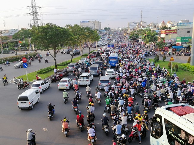 Chùm ảnh: Kẹt xe kinh hoàng tại quốc lộ 13