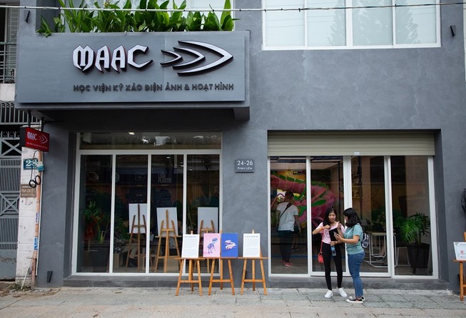 Giới trẻ TP.HCM thích thú tham gia triển lãm 'Loài Plastic'