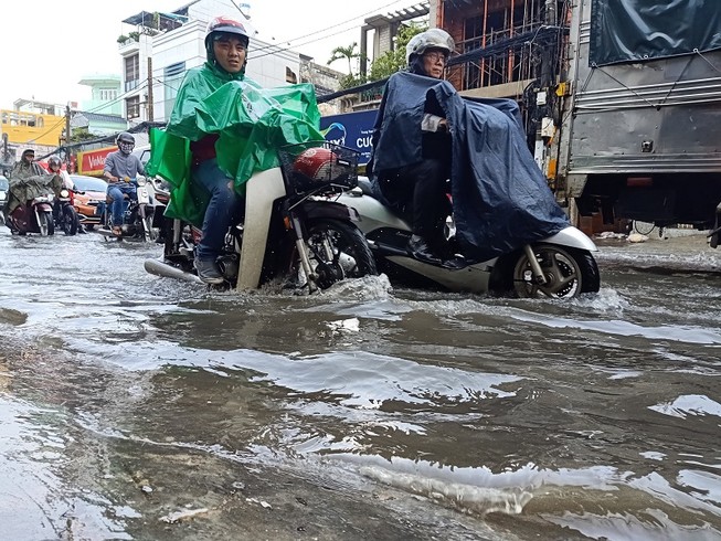 Sau cơn mưa, giao thông đường Lạc Long Quân hỗn loạn