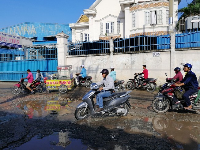 Dân quận 12 hồi hộp qua 'giếng nước' giữa đường