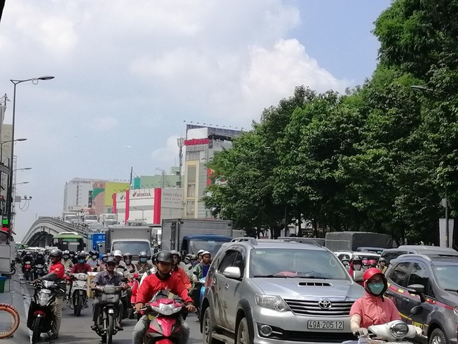 Vì sao giao thông quanh Công viên Hoàng Văn Thụ tê liệt?