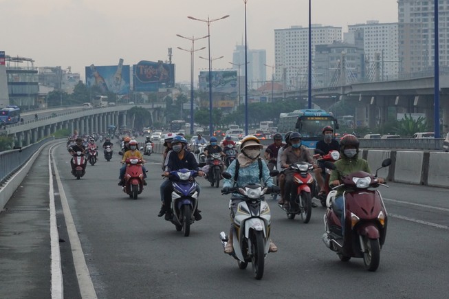 Cầu Sài Gòn thông thoáng hơn sau khi mở rộng làn xe máy