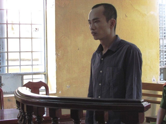 10 chiếc quần, áo cũ và hai năm tù