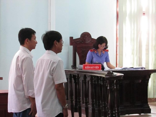 Trình bằng khen của giám đốc Công an TP, được giảm án