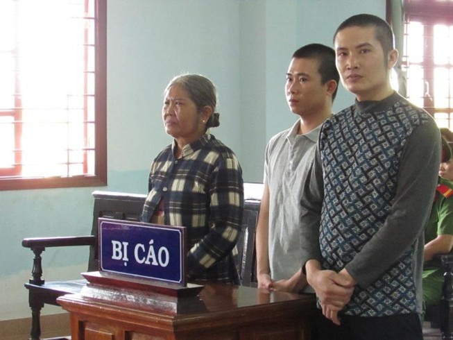 Cho là keo kiệt, 'vợ' lên kế hoạch... cướp tiền 'chồng'
