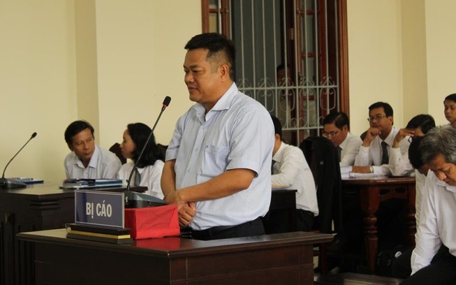 Bị cáo anh khóc xin lỗi… bị cáo em tại tòa