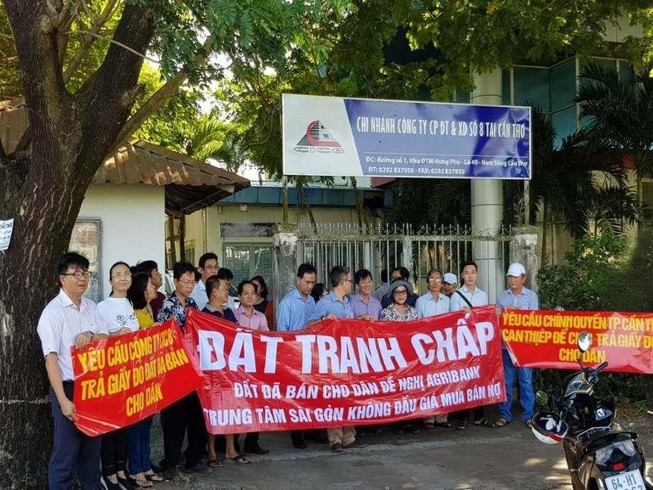 Cần Thơ: Người dân căng băng rôn đòi một công ty trả sổ đỏ