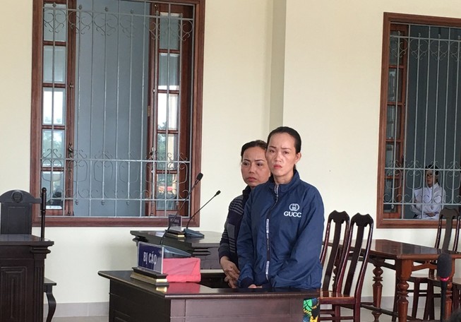 Hai con gái hầu tòa vì giải cứu cha trong vụ đánh bài ăn tiền