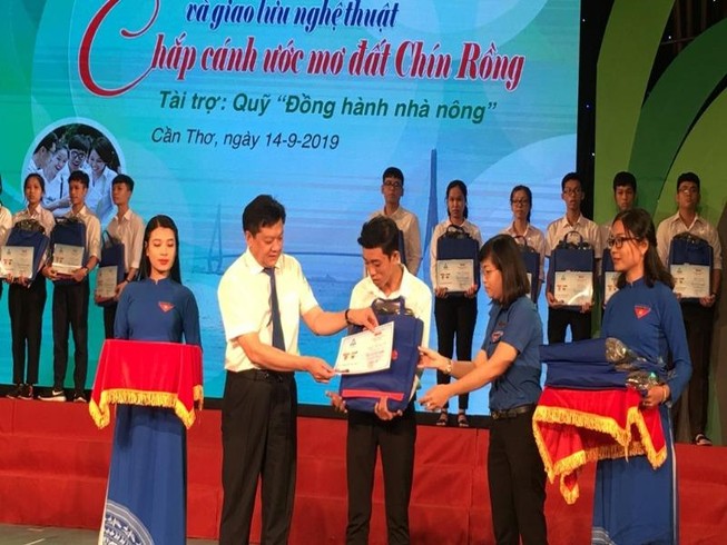 Hơn 1,7 tỉ đồng tiếp sức tân sinh viên miền Tây đến trường