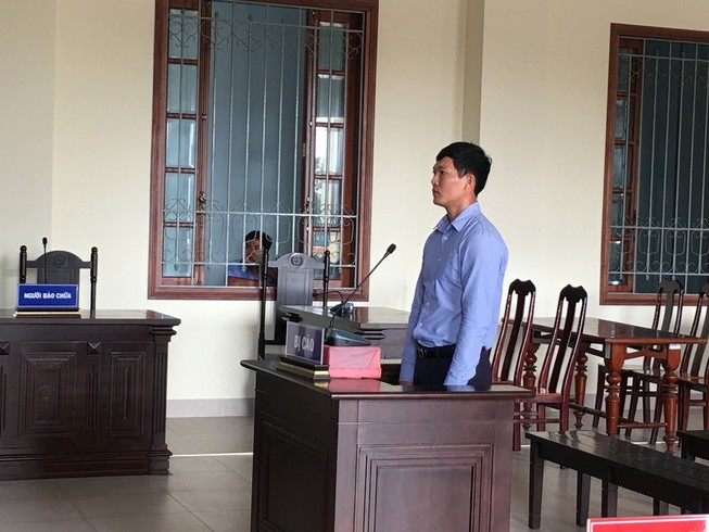Hầu tòa vì đậu xe cản đường còn đập vỡ kính ô tô