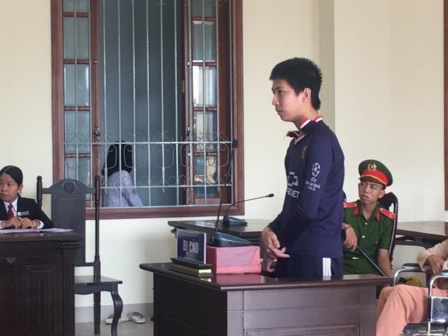 Thiếu niên cầm khúc mía đánh bà cụ 83 tuổi cướp 95 ngàn