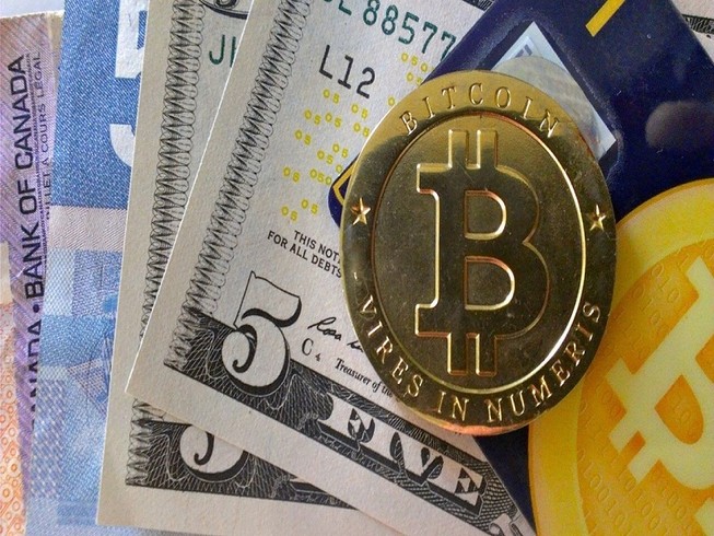 'Thủy triều đỏ' bao trùm tiền ảo, cuốn phăng 212 tỉ USD