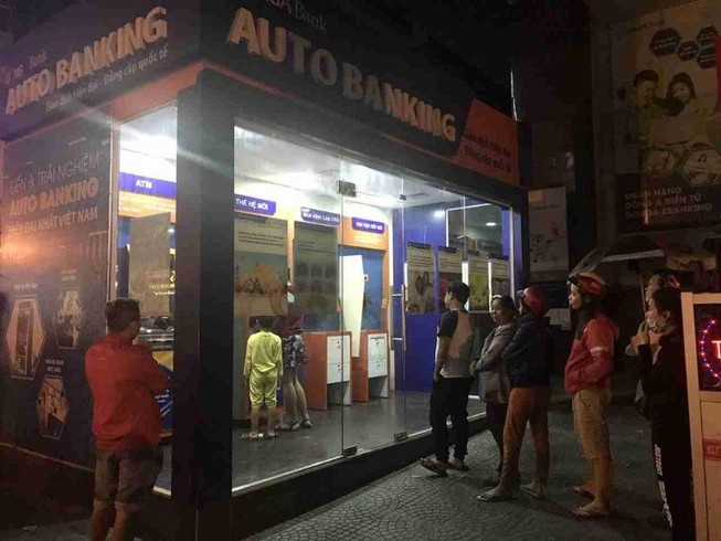 Chật vật rút tiền tại ATM ngày Tết