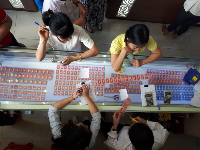 Vàng nữ trang 'bốc hơi' 400.000 đồng sau ngày Thần tài