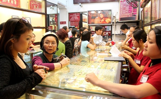 Giá vàng miếng đột ngột 'leo thang' ngoài dự đoán