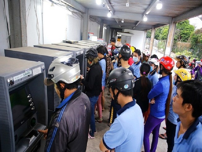 'Thượng đế' chóng mặt vì ngân hàng đua nhau tăng phí