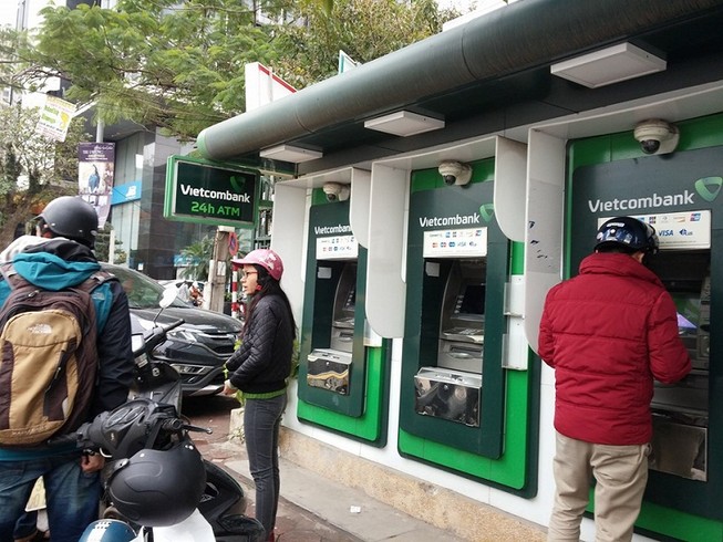 Vietcombank đột ngột dừng tăng phí rút tiền ATM nội mạng