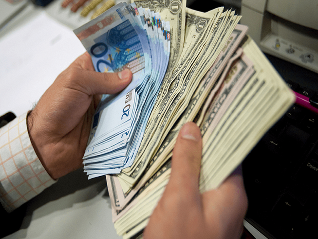 Giá vàng lao dốc, USD lặng im